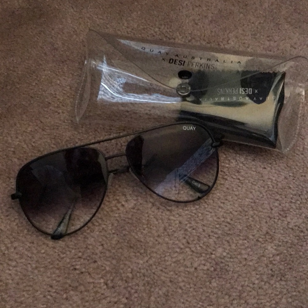 QUAYXDESI High Key Black Fade Aviators